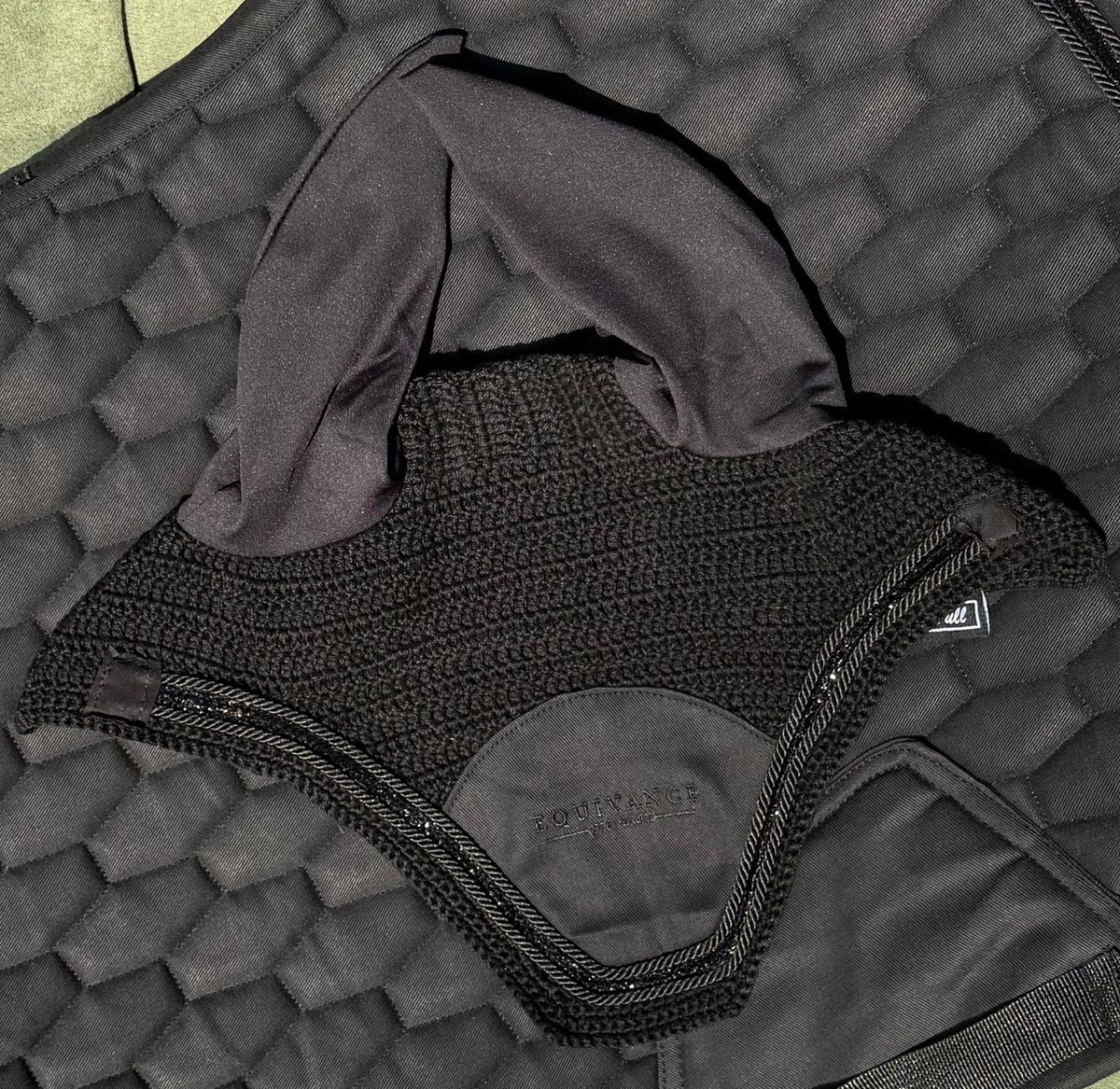 Black shimmer ear bonnet ✨