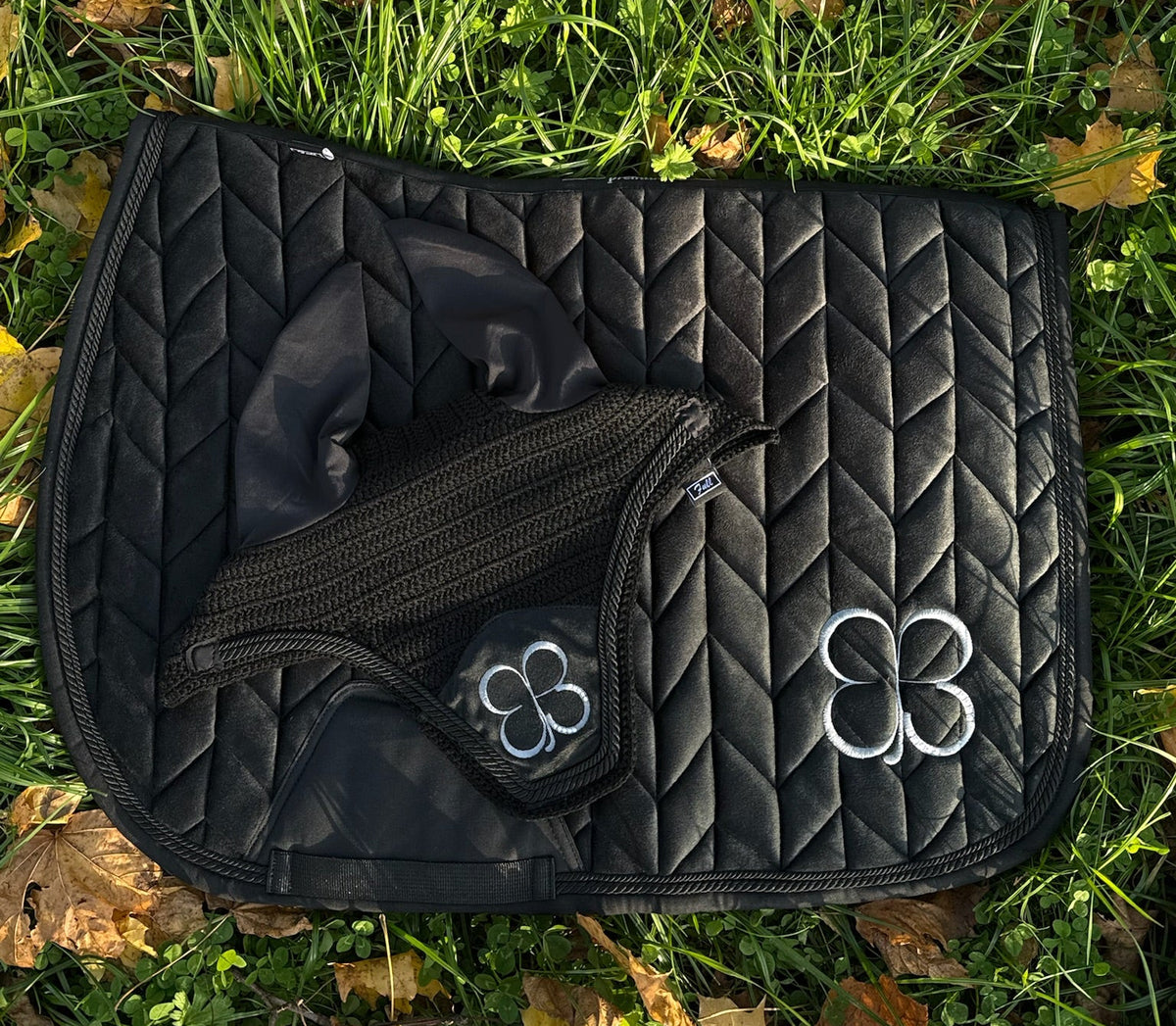 Lucky charm black saddle pad